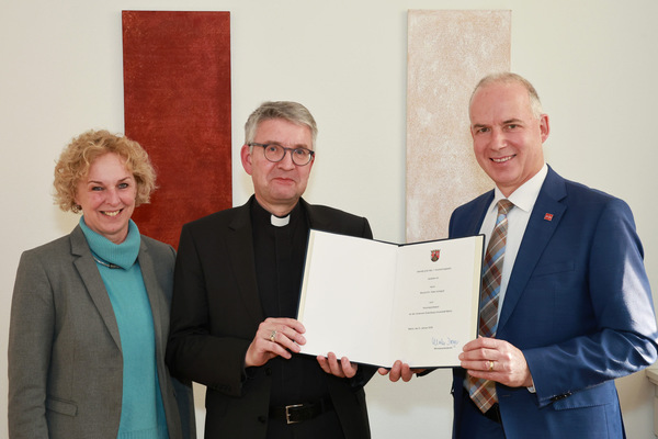 Mainz, Johannes Gutenberg-Universität. Der Präsident der JGU Georg Krausch ernennt Bischof Peter Kohlgraf zum Honorarprofessor  © Bernd Eßling      29.01.2024